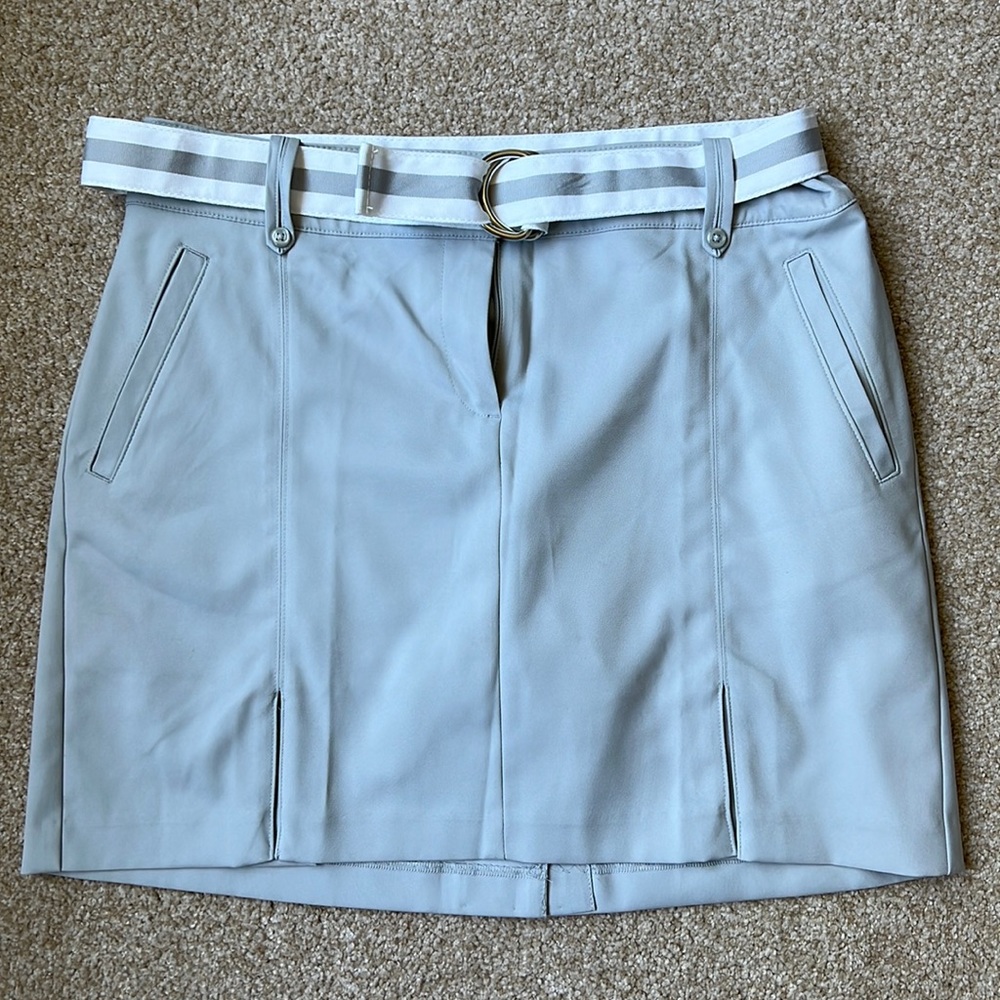 Izod womens golf skirt. Worn once. Size 6. Light gray. Belt included.